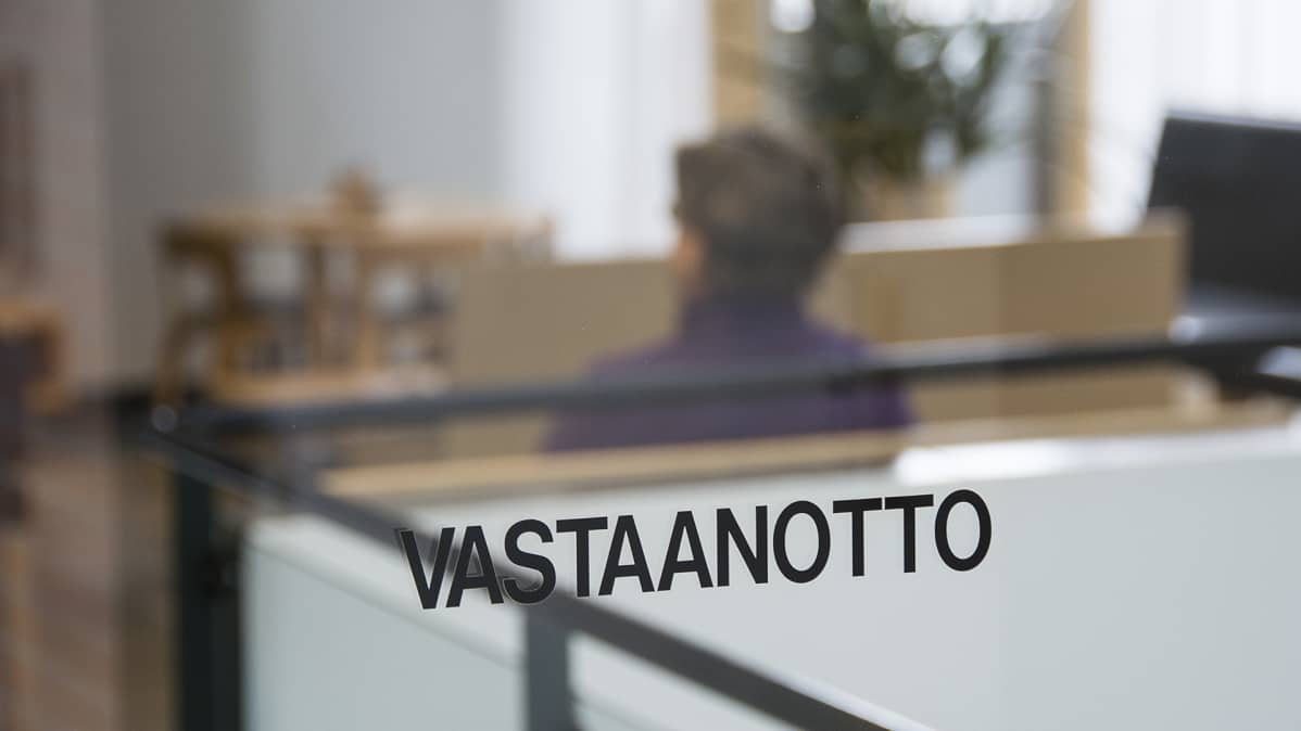 Lasissa lukee "vastaanotto".