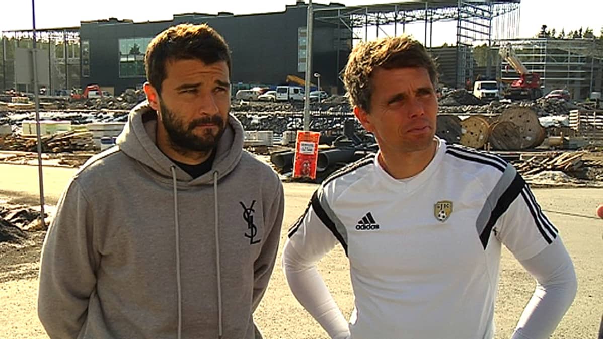 Seinäjoen Jalkapallokerhon keskikenttäpelaaja Alexei Eremenko Junior ja päävalmentaja Simo Valakari.