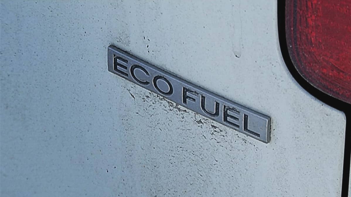 Eco Fuel -kyltti kaasuauton perässä.