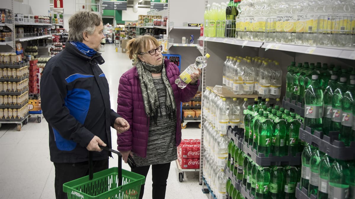 Anneli ja Matti Haapaniemi ostoksilla.
