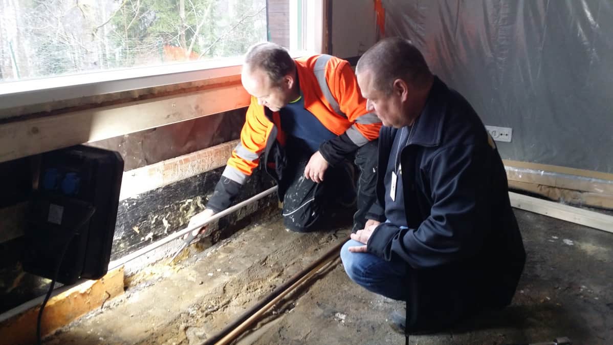 Petri Vainio ja Pentti Janhonen valesokkelityömaalla.