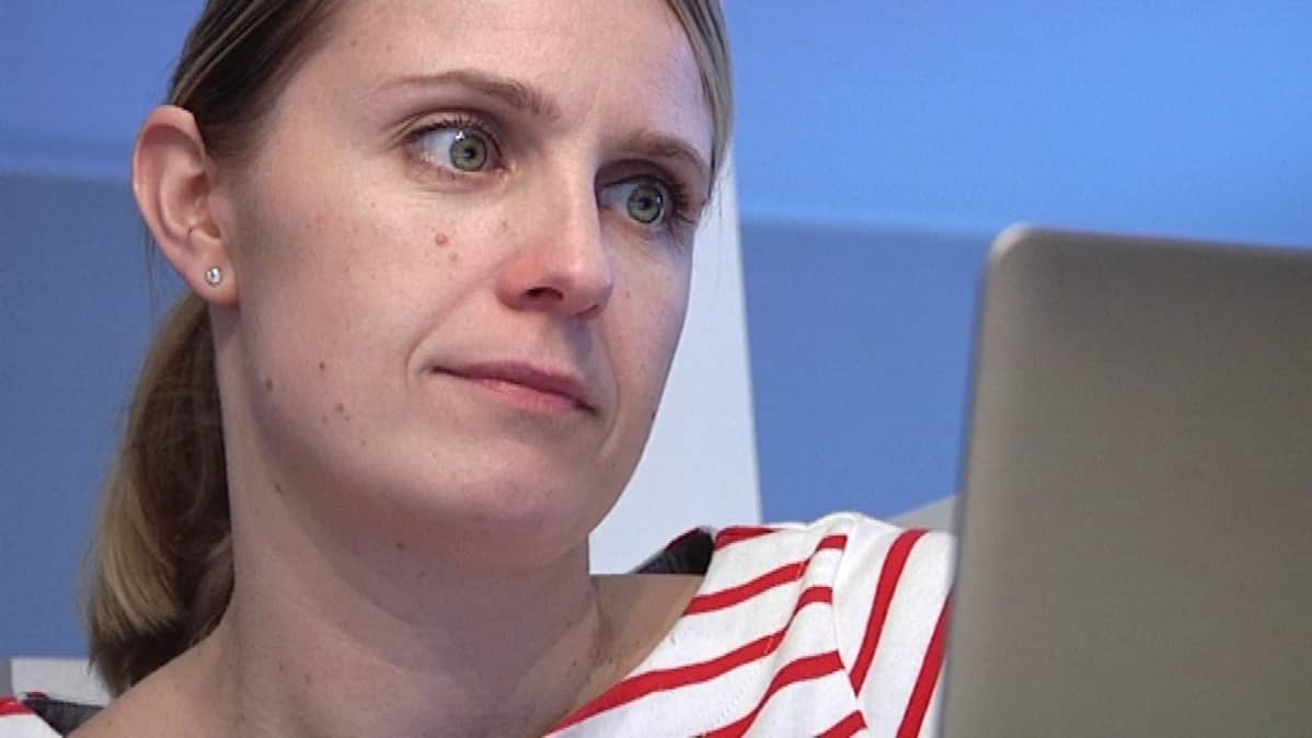 Hanna Määttänen tilaa ruokaa netin kautta.
