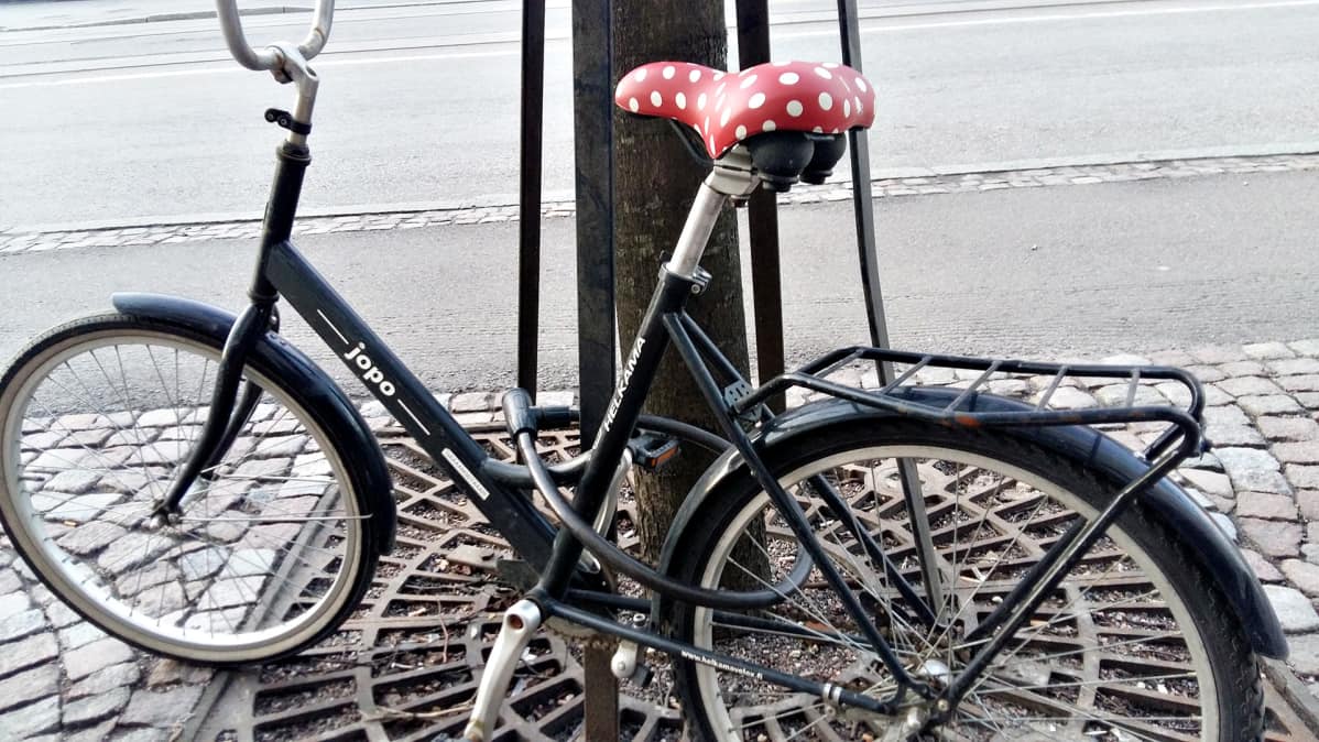Polkupyörä lukittuna.