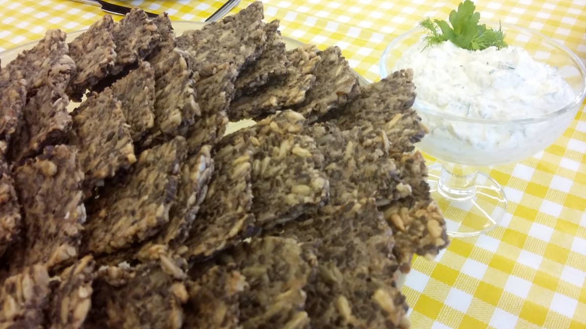 Siemennäkkileipää paloina kulhossa.
