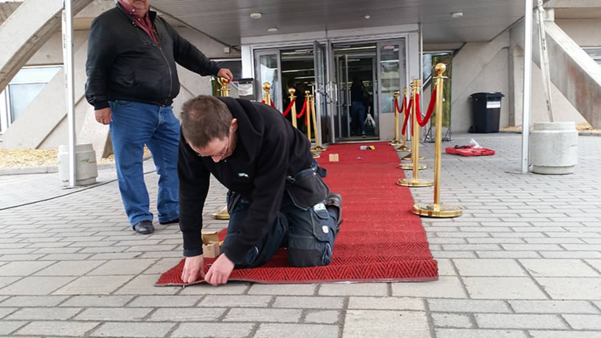 Punaista mattoa asennetaan Ouluhallille veetraanipäivää varten 27.4.2016