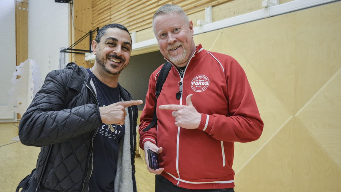 Arman Alizad ja Marko Karvonen osoittavat toisiaan sormella ja nauravat kameralle.
