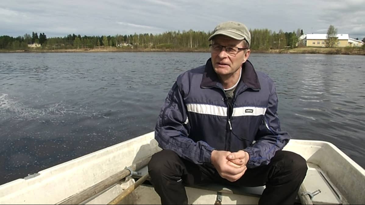 Jari Jussila kuljettaa koululaisia aaltojen kunkuksi ristityllä kouluveneellä Jakun koululta kylän eteläpuolelle.