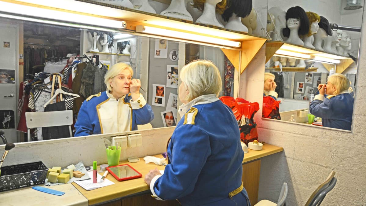 Sirkustirehtööri maskissa.