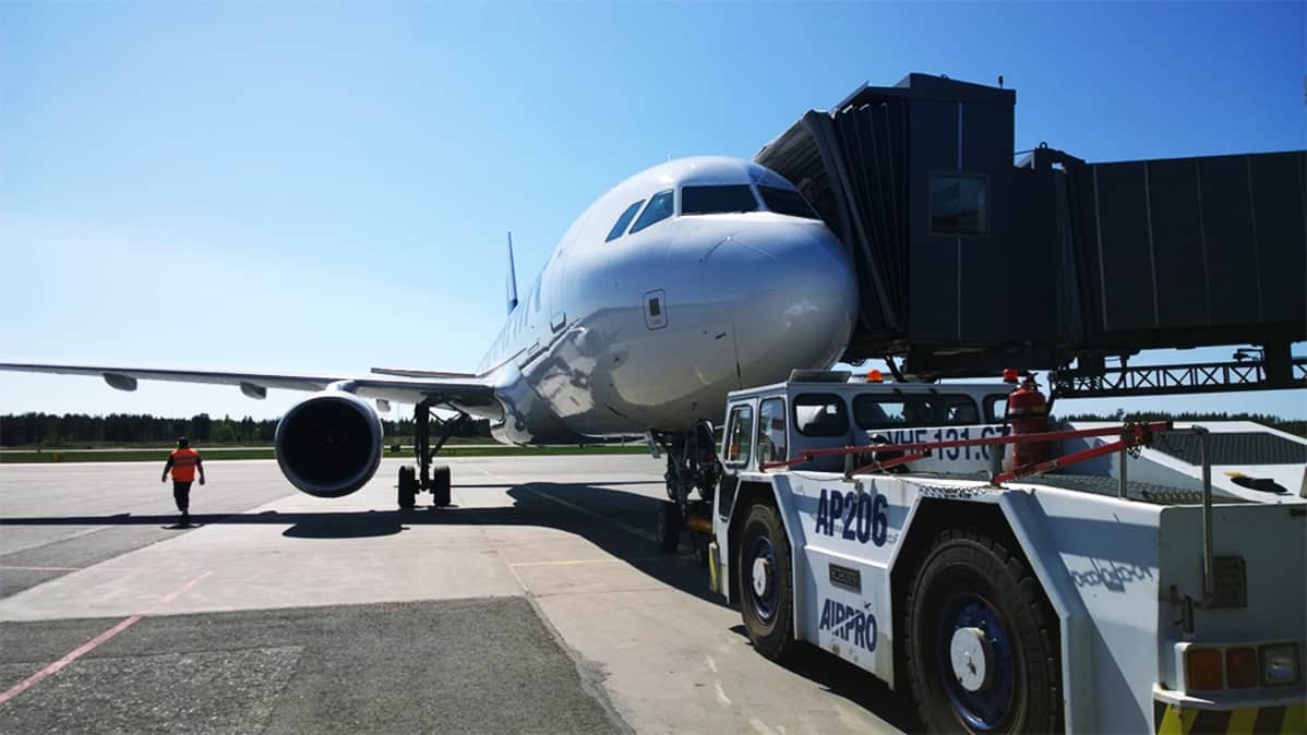 Finnairin Airbus A320 valmistautumassa lähtöön Oulun lentoasemalta 27.5.2016.