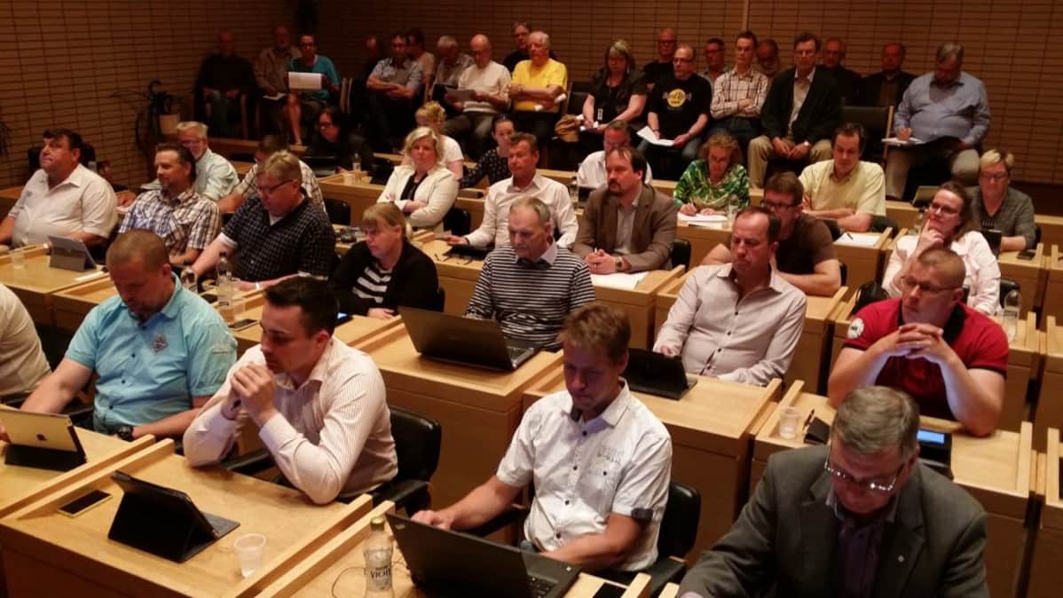 Ulvilan kaupunginvaltuusto 30.5.2016 keräsi myös runsaasti yleisöä lehtereille.