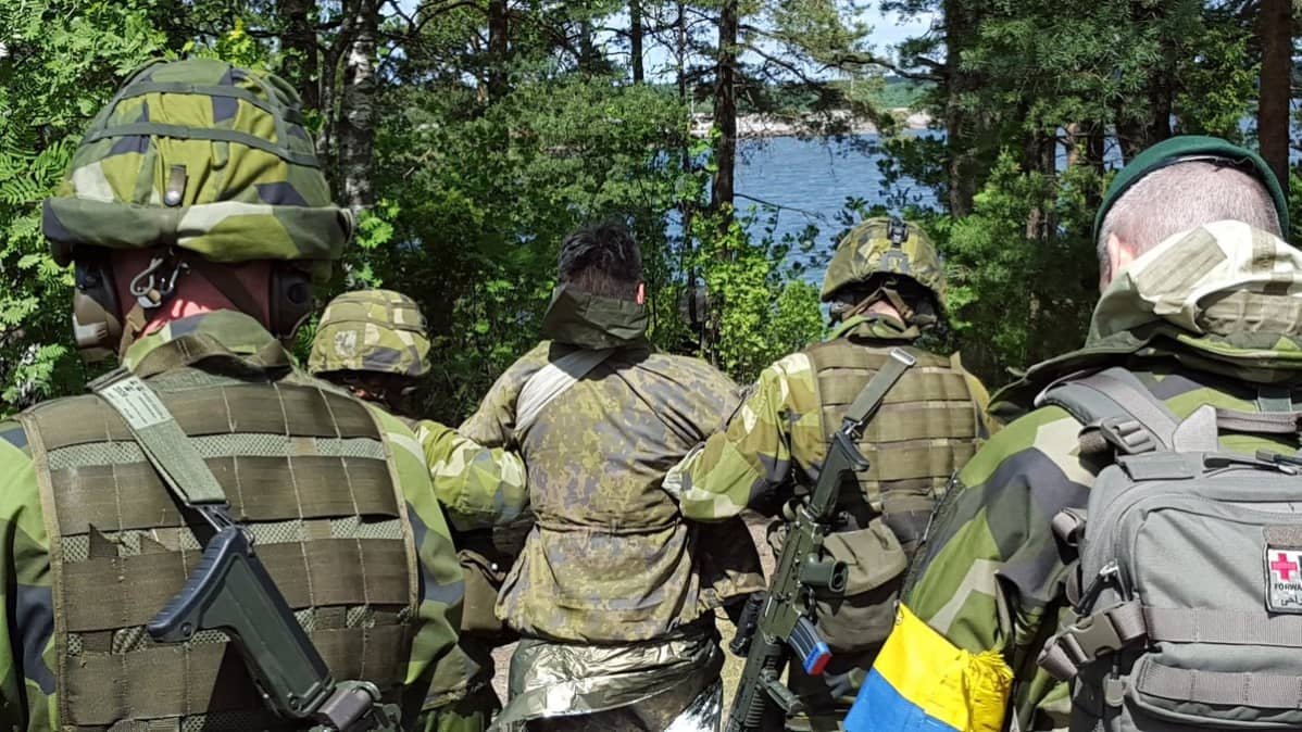 Ruotsalaiset rannikkojääkärit harjoittelevat haavoittuneen siirtoa.