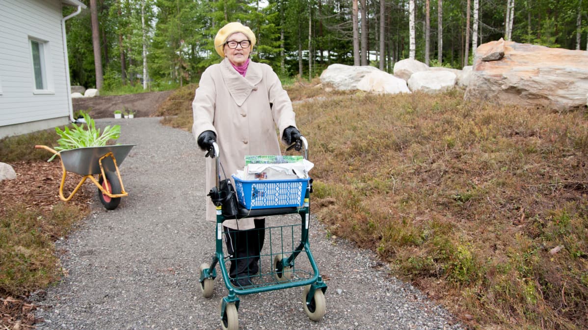 Kajaanin Hoivakoti Menninkäisessä asuva Elisabeth Nilosaari.