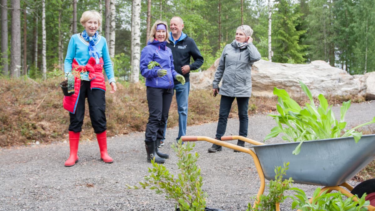 Talkoolaisia Hoivakoti Menninkäisen pihassa