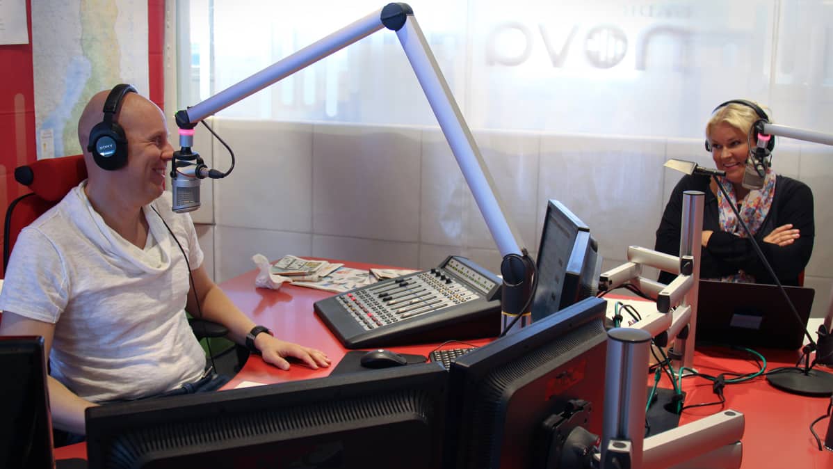 Aki Linnanaahde ja Minna Kuukka radiostudiossa.