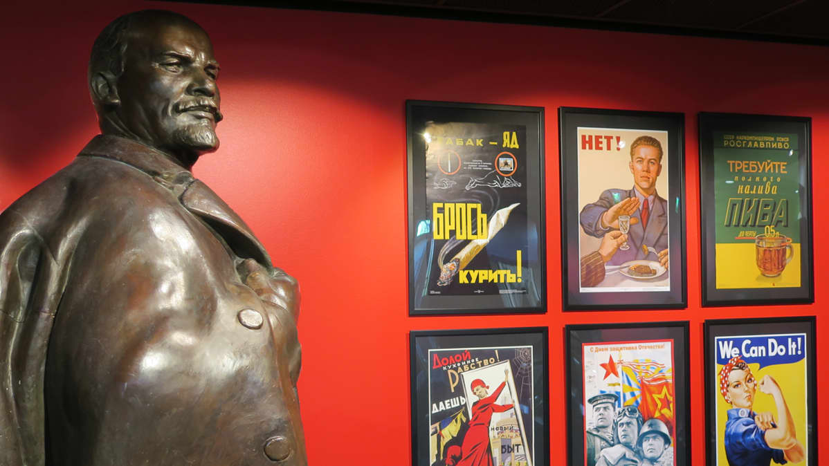 Leninin patsas ja julisteita Lenin museossa.