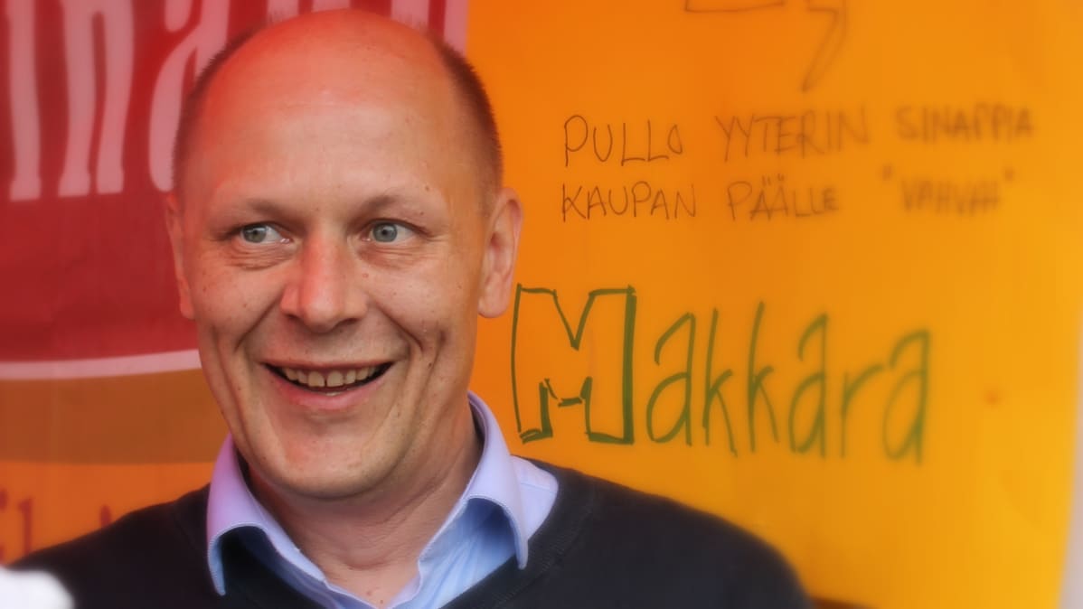 Mies myhäilee markkinateltassa
