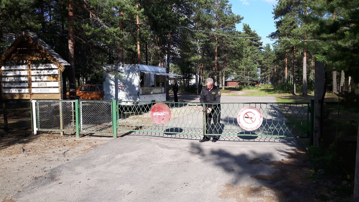 Säämäjärven leirikeskuksen portti.