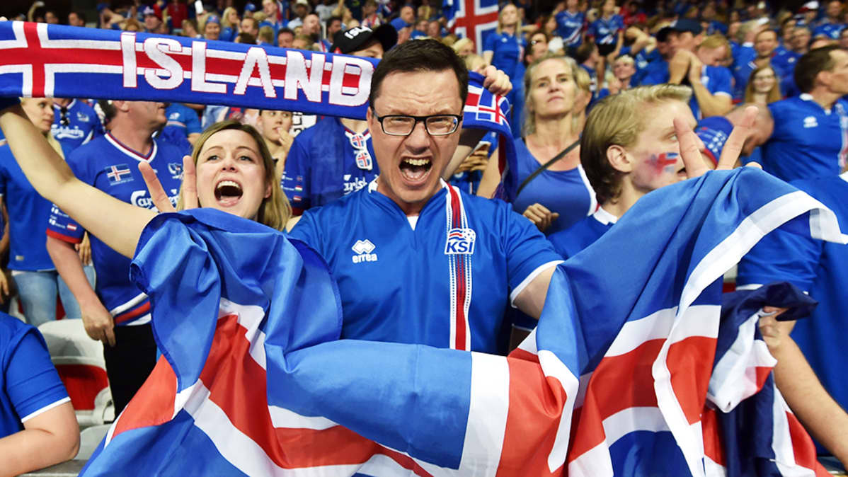 Islannin jalkapallojoukkueen faneja.