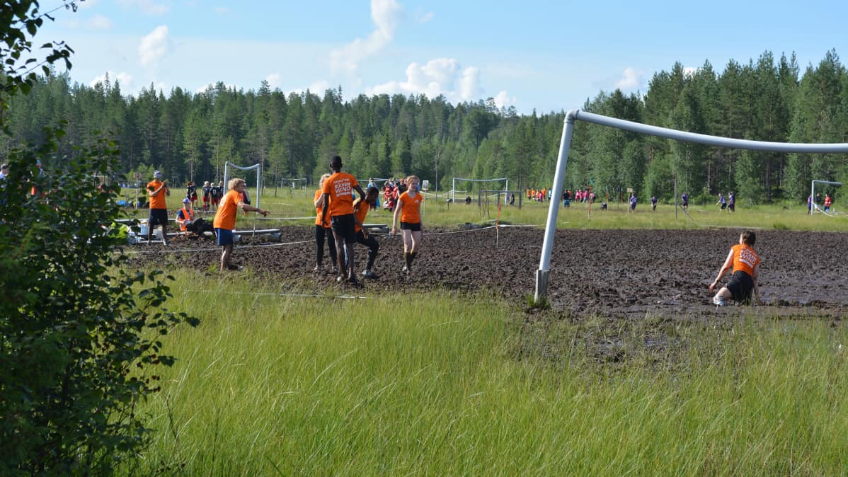 Pelaajia ottelussa suopotkupallossa.