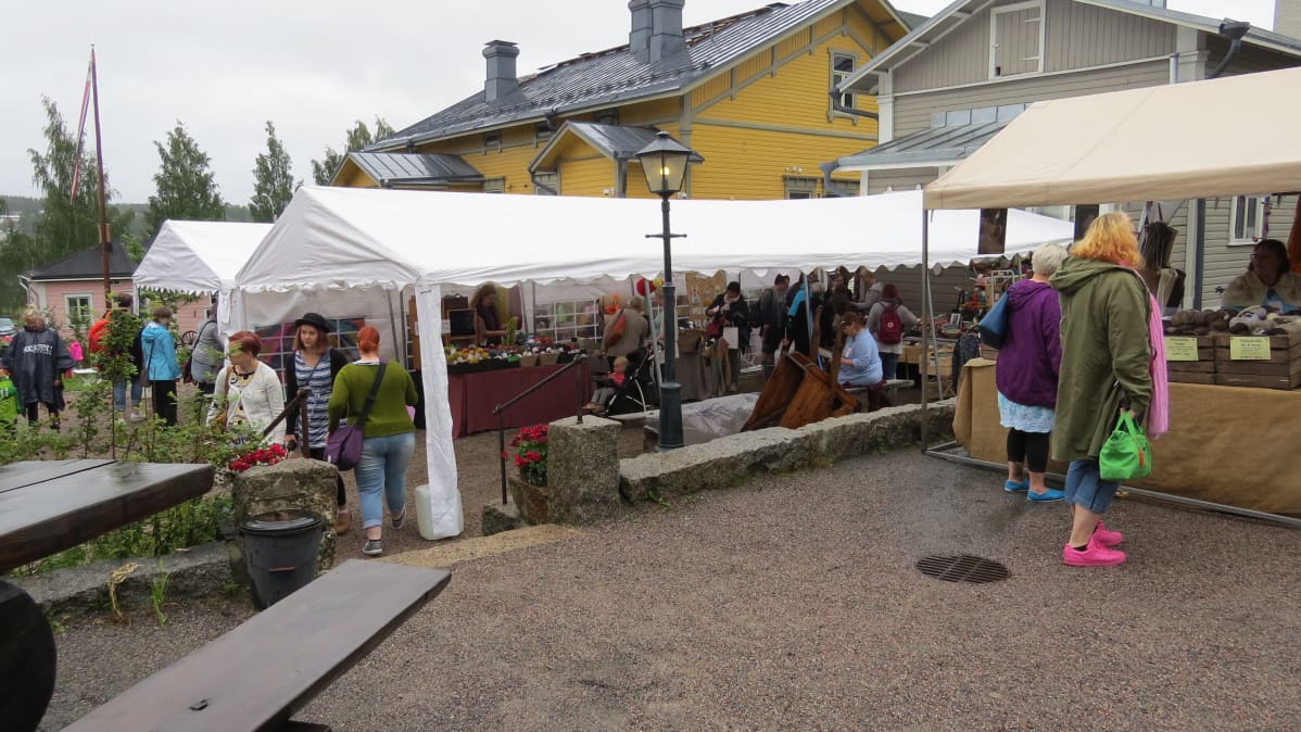 Neulefestareiden markkinahumua Toivolan Vanhalla Pihalla.
