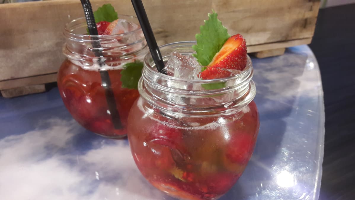 kaksi alkoholitonta juomaa