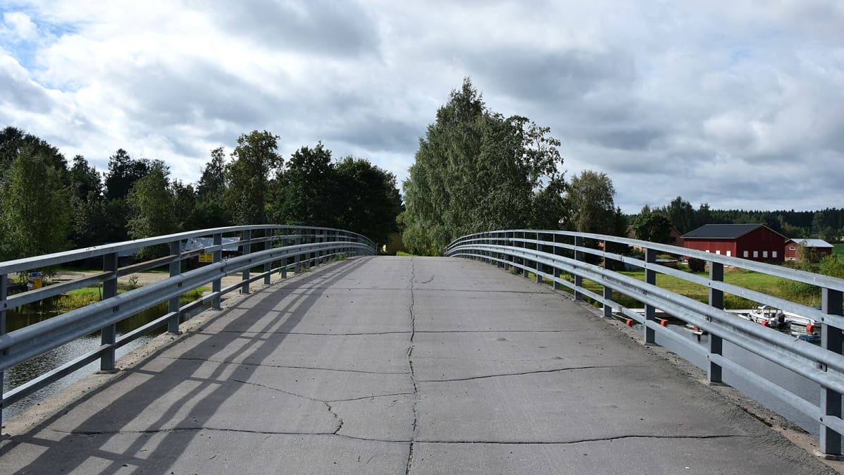 Alvettulan sillan kansi, jossa railoja päällysteessä