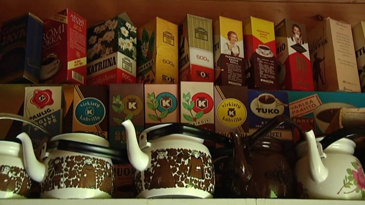 Keräilijän kokoelmassa on vanhoja kahvipaketteja ja -pannuja.