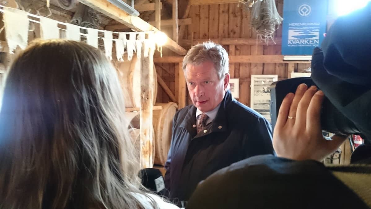 Tasavallan presidentti Sauli Niinistö tutustumassa maailmanperintökohteeseen.
