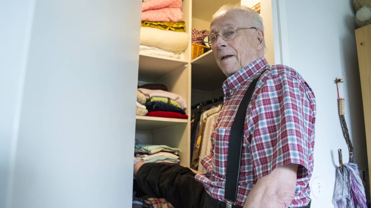 Matti Hakola venyttelee vetreämmin kuin moni nuorempi.