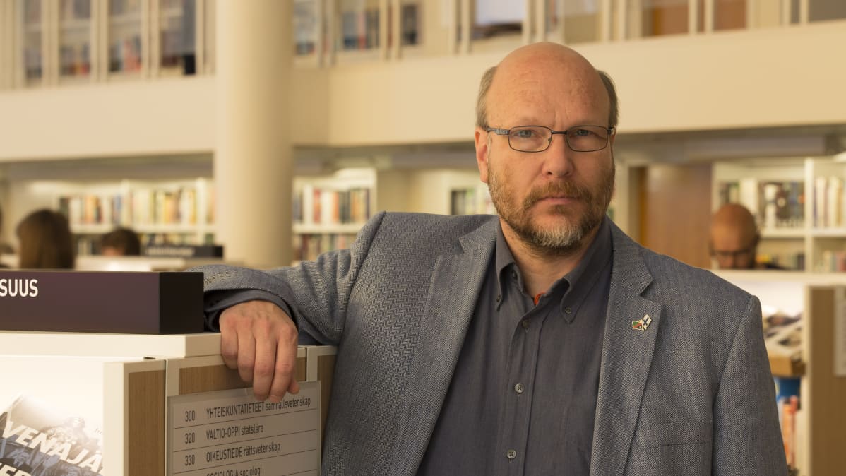 Heikki Kirjanen on tyytyväinen Töölön kirjaston uuteen ilmeeseen.
