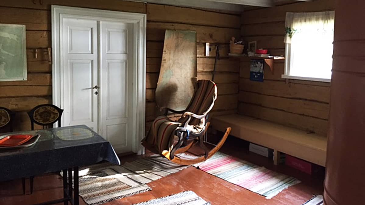 Kalliosaaren päärakennuksesta löytyvä kiikkustuoli.
