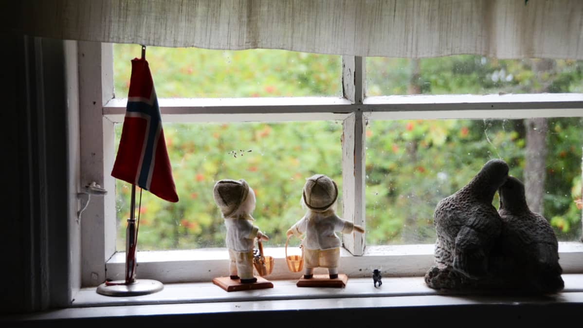Kalliosaaren päärakennuksen ikkunasta näkyvä maisema.