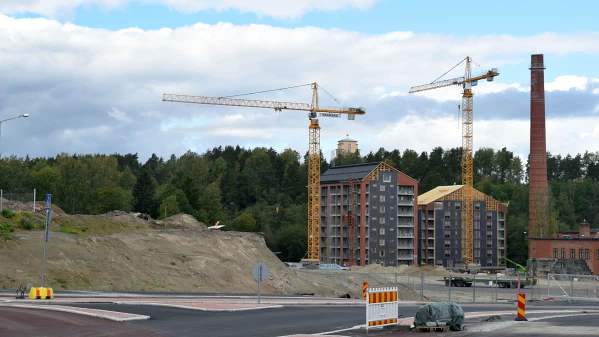 Kankaan alueen kaksi ensimmäistä kerrostaloa valmistuvat tehtaan piipun naanpuriin.