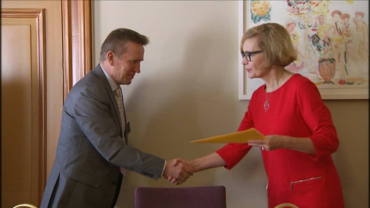 Kunnanjohtaja Eero Ylitalo luovutti adressin ja vetoomuksen ministeri Risikolle.