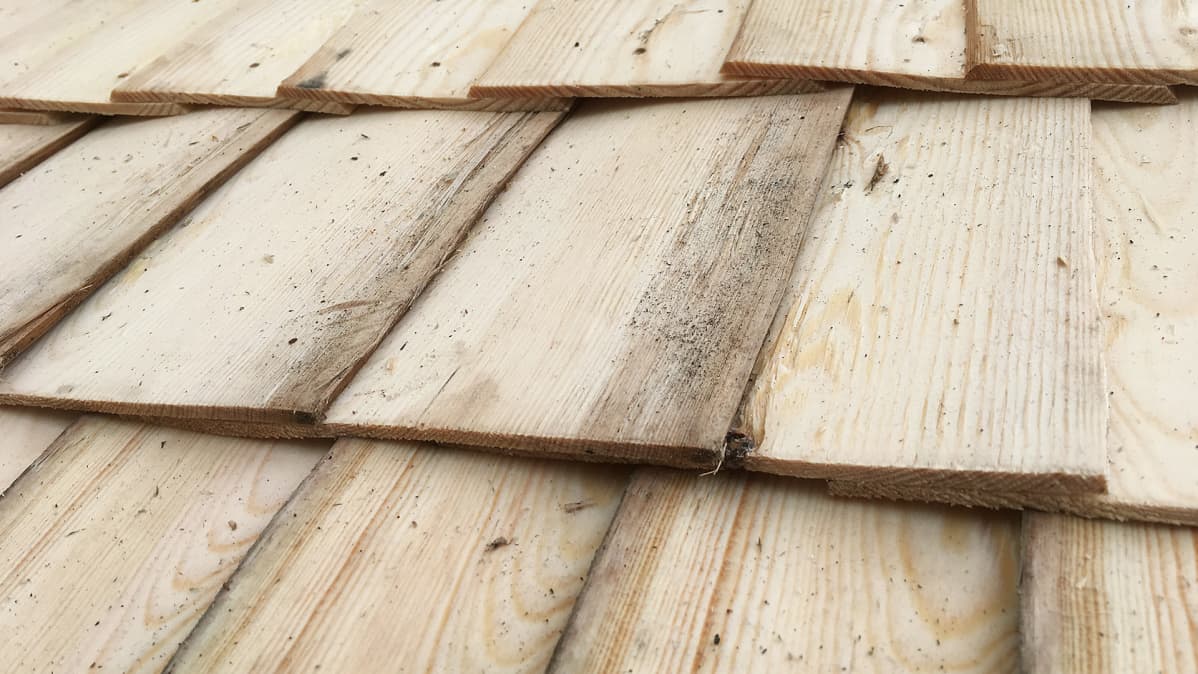 Kotkaniemen uutta pärekattoa lähikuvassa