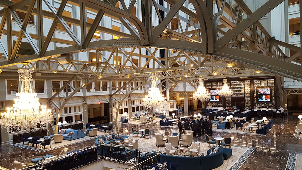 Trump International Washingtonin suuri aula. Taustalla aulabaari.