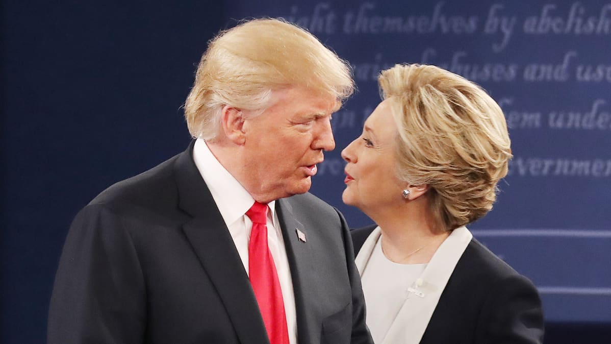 Donald Trump Hillary Clinton tapaavat vaaliväittelyssä St. Louisissa.