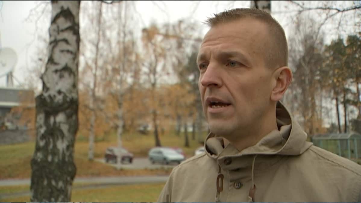 Kuvassa asejärjestelmien asiantuntija Arto Pulkki TV-haastattelussa.