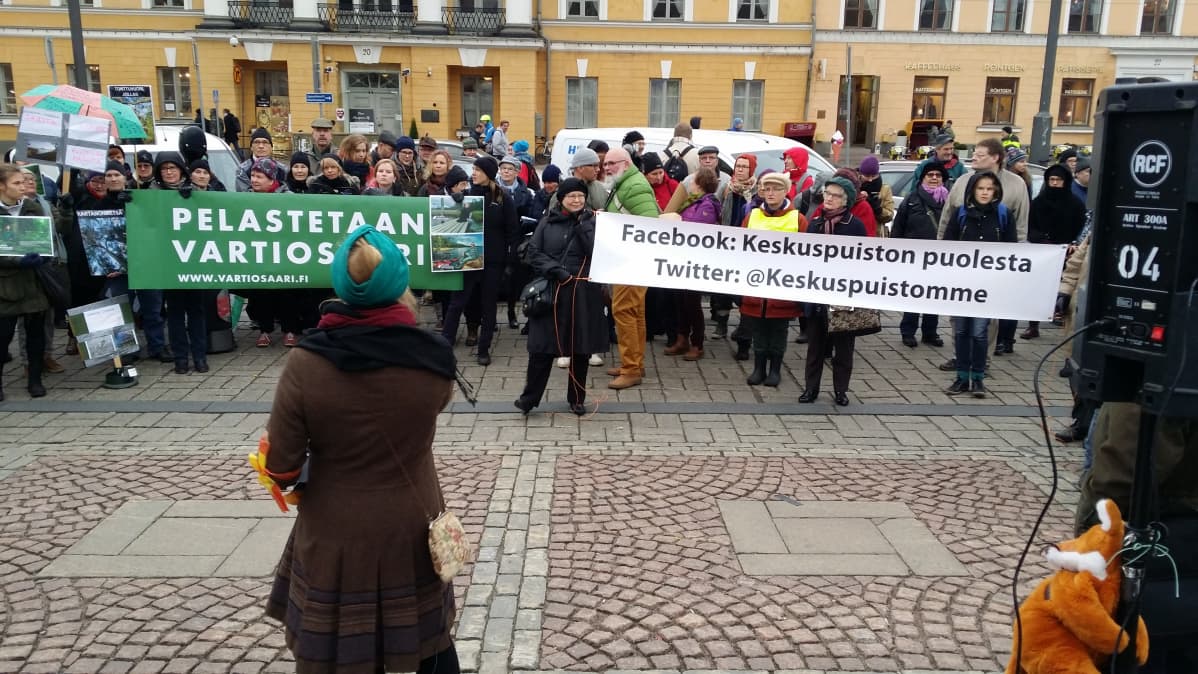 Mielenosoittajat vaativat mm. Vartiosaaren ja Keskuspuiston säilyttämistä kyltein.
