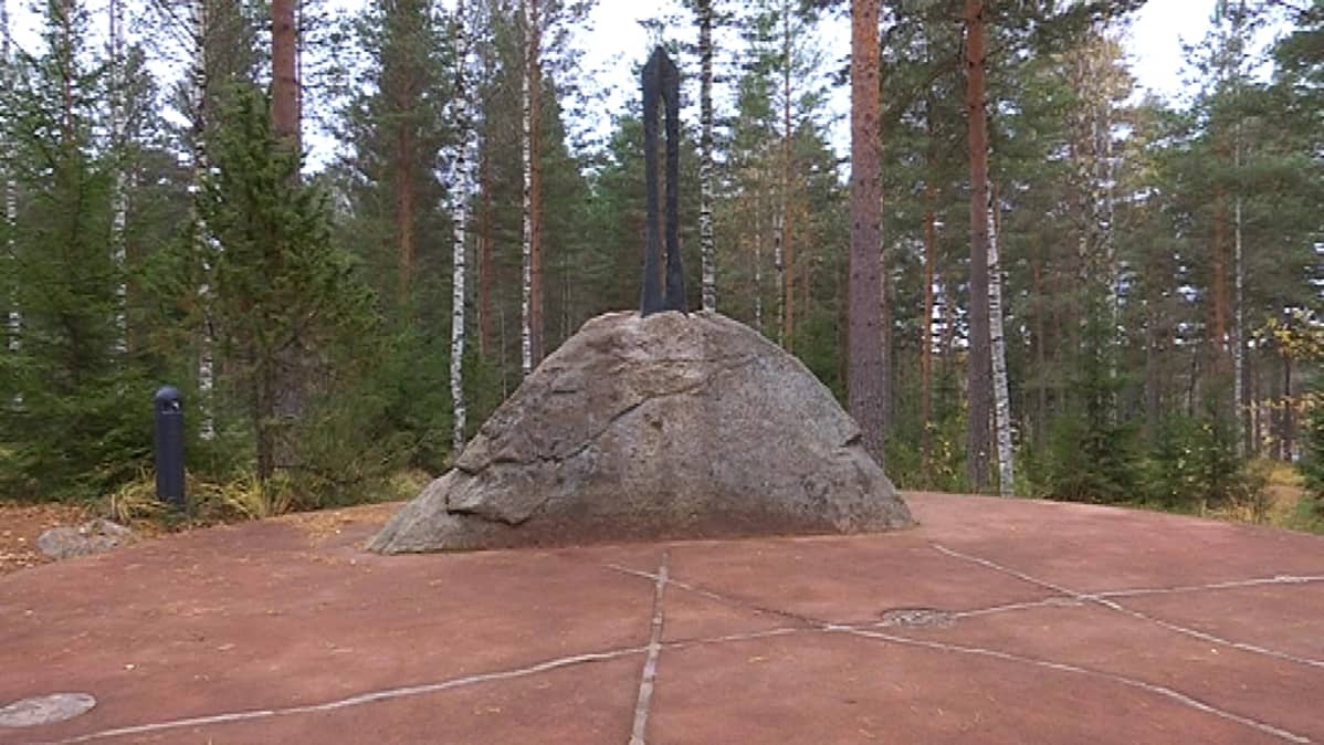 taideteos metsän keskellä