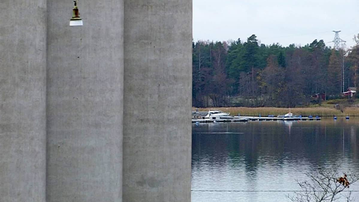 Betoniset siilot peittävät merinäköalan
