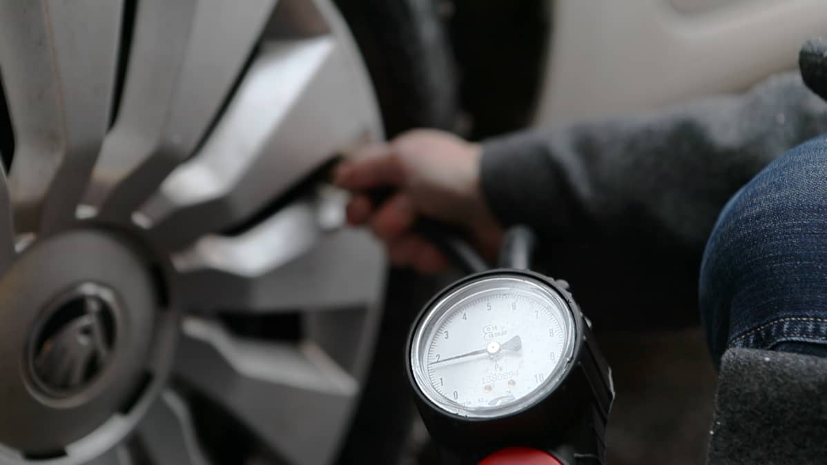 Yleinen käsitys on, etteivät rengaspainemittarit kerro kovin tarkkoja lukemia. Teimme pikatestin viidellä huoltoasemalla.