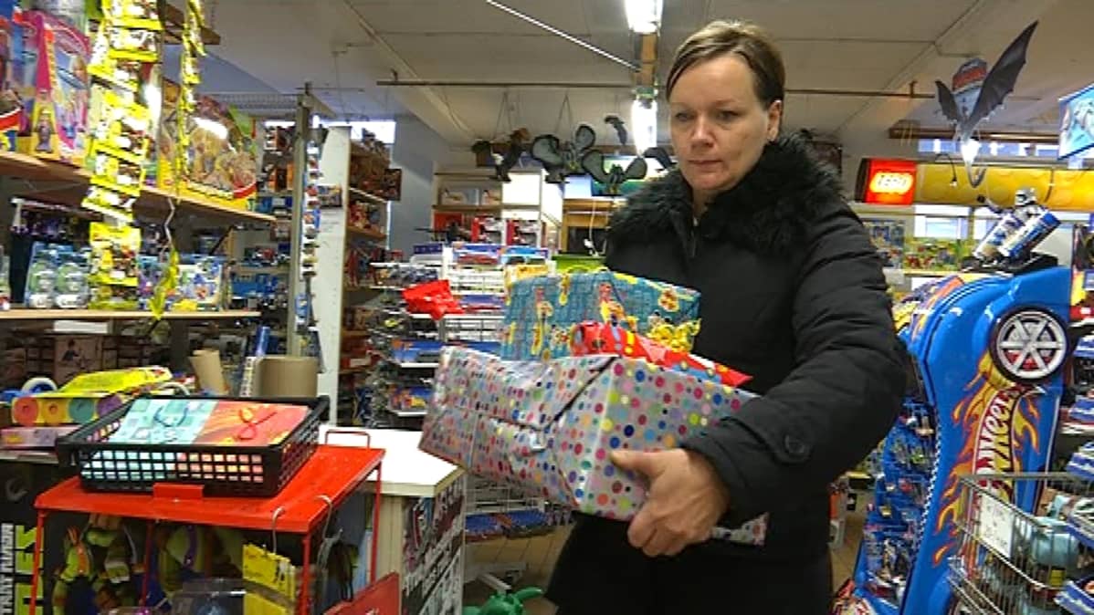 Heidi Koskela kantaa leluostoksiaan