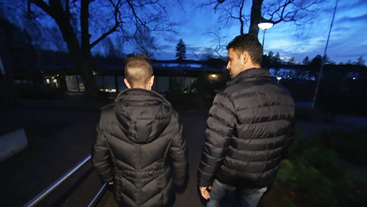 Suomessa asuvat mosulilaiset Saad Alhasan ja Saad Almosli. Alhasan ei halua turvallisuussyistä näyttää kasvojaan kameralle.