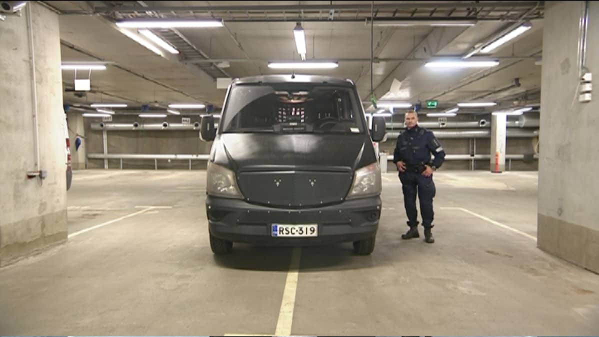 Ylikonstaapeli Harri Perälä ja "Mörkö", eli poliisin joukkojenhallintaan tarkoitettu erikoissuojattu kulkuneuvo. Auto on päällystetty muovilevyillä, jotka suojaavat sitä esimerkiksi kivien ja pullojen osumilta.