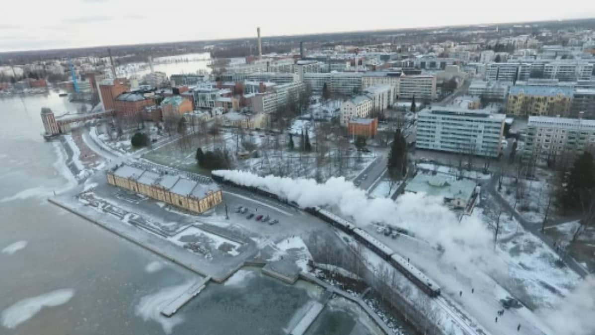 Höyryveturi Pikku-Jumbo Vaasan keskustassa