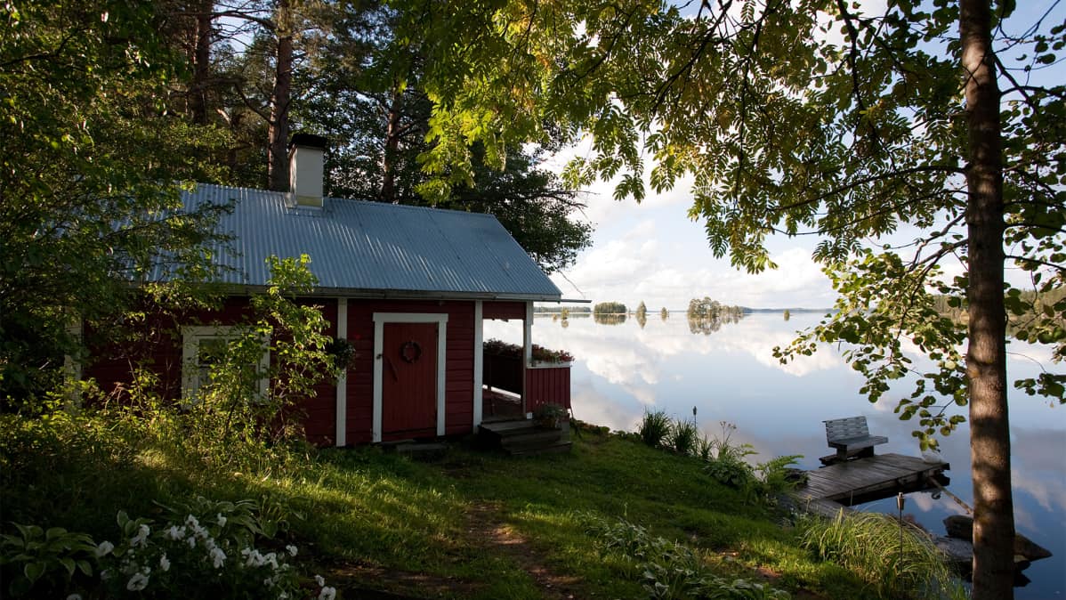 Kesäinen järvimaisema ja rantasauna.