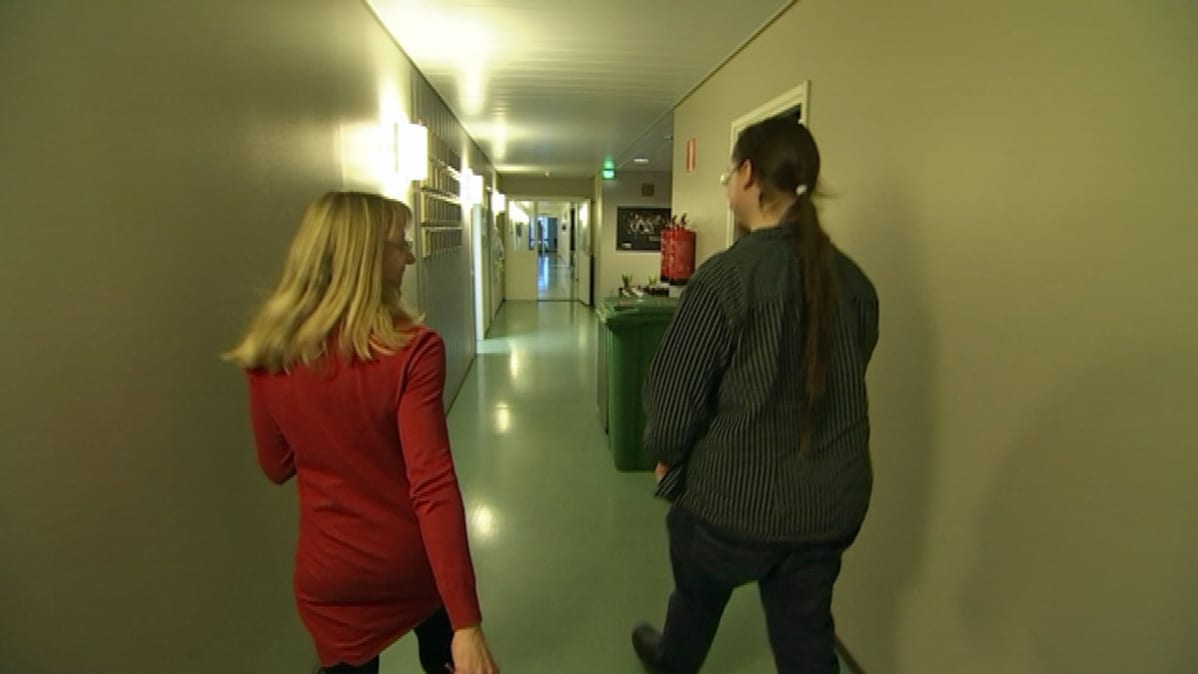Ville Pirttimäki tutustumassa uuteen työpaikkaansa.