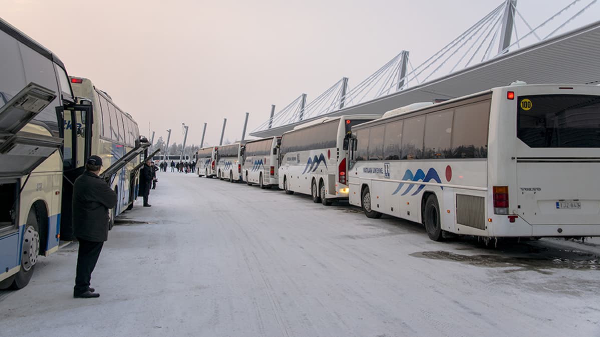 Linja-autot odottamassa jouluturisteja Rovaniemen lentoasemalla