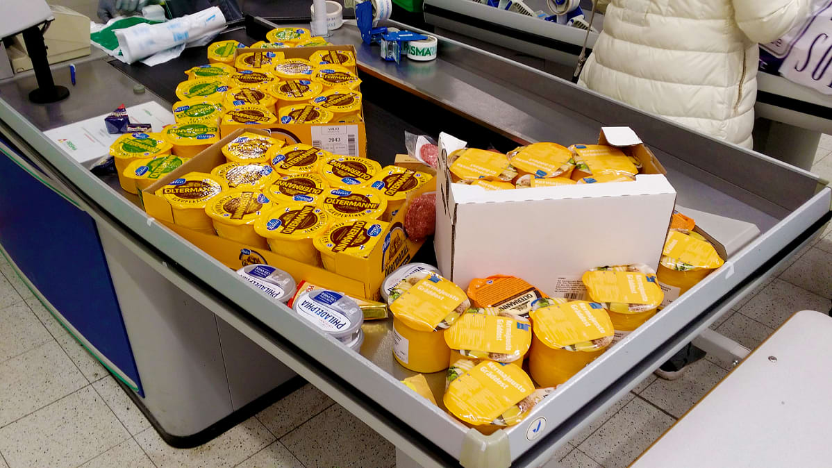 Venäläisten ostamaa juustoa kassalla.